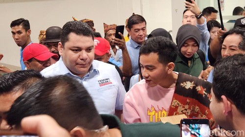 Cawapres nomor urut 2 Gibran Rakabuming tiba di Bandara El Tari, Kupang, Nusa Tenggara Timur (NTT). (Adrial/detikcom)