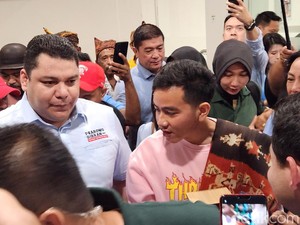 Tiba di Kupang NTT, Gibran Dipakaikan Kain Adat Sumba