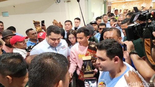 Cawapres nomor urut 2 Gibran Rakabuming tiba di Bandara El Tari, Kupang, Nusa Tenggara Timur (NTT). (Adrial/detikcom)