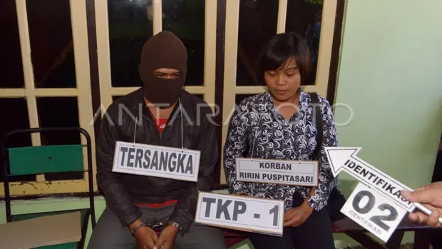 Dedi menjalani rekonstruksi sebelum membunuh Riri, pacarnya