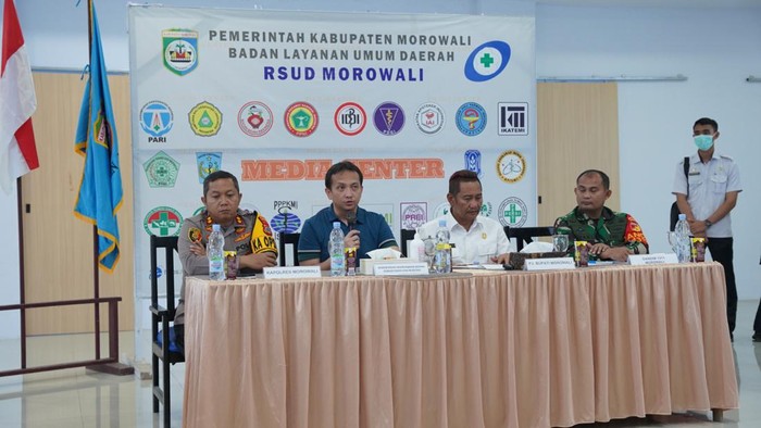 Deputi Bidang Koordinasi Investasi dan Pertambangan Kemenko Marves Septian Hario Seto saat konferensi pers usai meninjau lokasi ledakan dan korban luka.