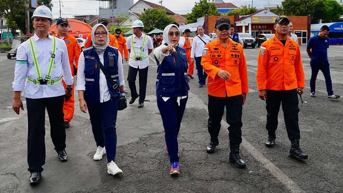 Dirut ASDP Tinjau Pelabuhan Ketapang Dirut ASDP Indonesia Ferry Ira Puspadewi meninjau Pelabuhan Ketapang. Dia memastikan keamanan dan keselamatan penggunaan layanan penyeberangan di pelabuhan itu.
