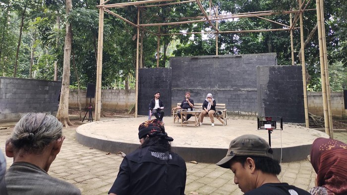Diskusi pelaku seni dan pemangku kebijakan di Amphitheater Guriang Tujuh Indonesia, Kecamatan Warunggunung, Lebak. (Foto: Fathul Rizkoh/detikcom)