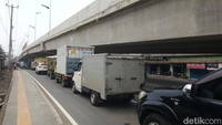 Dalam ujicoba hari ini, kendaraan dari arah BSD belum bisa melintasi flyover karena masih ditutup. Hanya ruas dari Cisauk yang dibuka.  