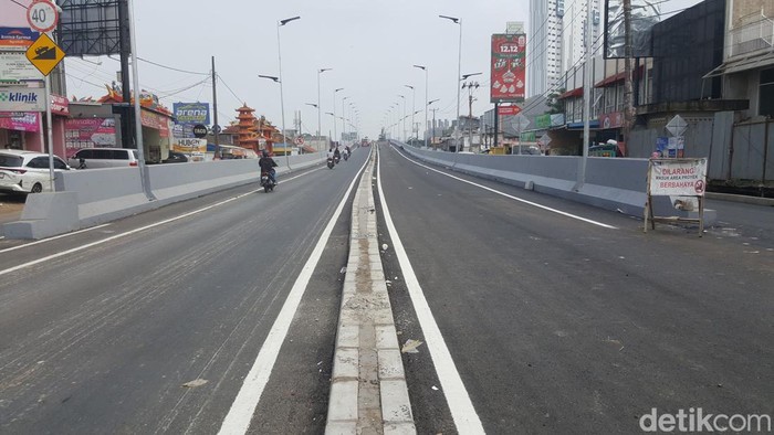 Pembangunan flyover Cisauk, Kabupaten Tangerang, Banten, telah rampung. Saat ini flyover itu sudah diujicoba secara terbatas.