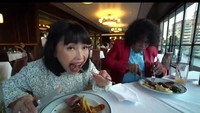 Bersama Marshel Widianto, Mpok Alpa bagikan keseruannya saat menyantap hidangan steak di salah satu restoran mewah. Foto: @nina_mpokalpa/YouTube
