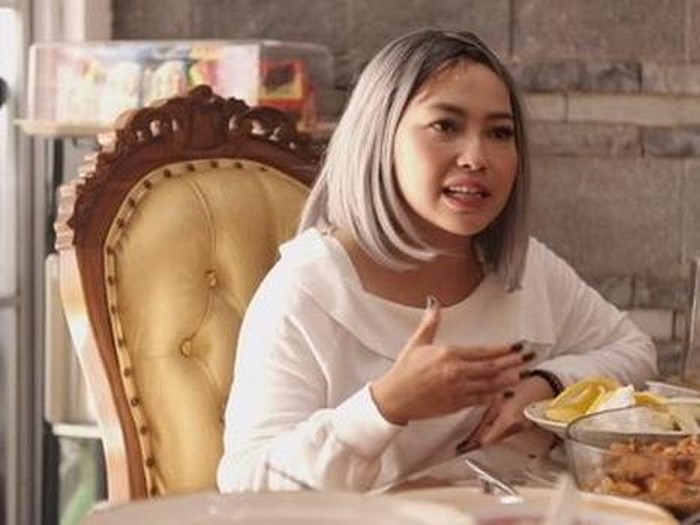 Doyan Steak hingga Lumpia, Mpok Alpa Hobi Cicip Berbagai Makanan