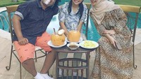 Mpok Alpa juga pernah menikmati minuman bersama Marshel Widianto dan rekan artis lainnya. Ia terlihat menikmati makanan di lokasi syuting.  Foto: @nina_mpokalpa/YouTube