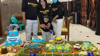 Saat ulang tahun sang anak, Mpok Alpa merayakannya bersama keluarga. Ia menyiapkan kue dan nasi tumpeng lezat.  Foto: @nina_mpokalpa/YouTube