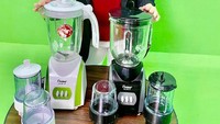 Sebagai presenter lucu, Mpok Alpa pernah mendapatkan pekerjaan menawarkan blender dan alat elektronik lain. Foto: @nina_mpokalpa/YouTube