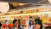 Mpok Alpa juga sering kulineran bersama teman-teman terdekatnya. Salah satunya momen makan malam di sebuah bar dan kafe bersama pelawak Dedi Sunandar. Foto: @nina_mpokalpa/YouTube