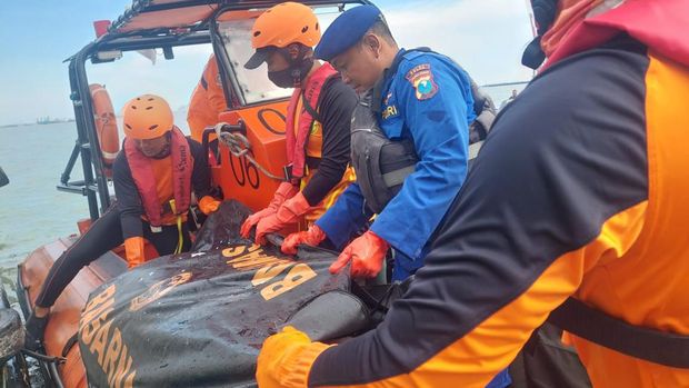 Evakuasi mahasiswa IPB yang ditemukan tewas saat penelitian di Pulau Sempu