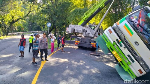 Evakuasi truk kontainer yang terperosok di Jalan Denpasar-Gilimanuk.