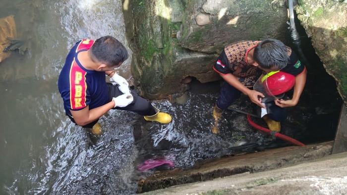 Forkopimda Kota Prabumulih bersihkan saluran air yang menyebabkan banjir.