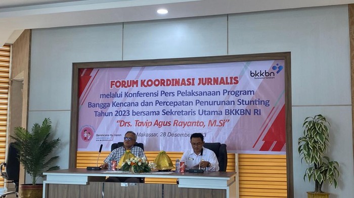 Foto Kepala Perwakilan BKKBN Sulsel Shodiqin dan Sekretaris Utama BKKBN RI Drs. Tavip Agus Rayanto