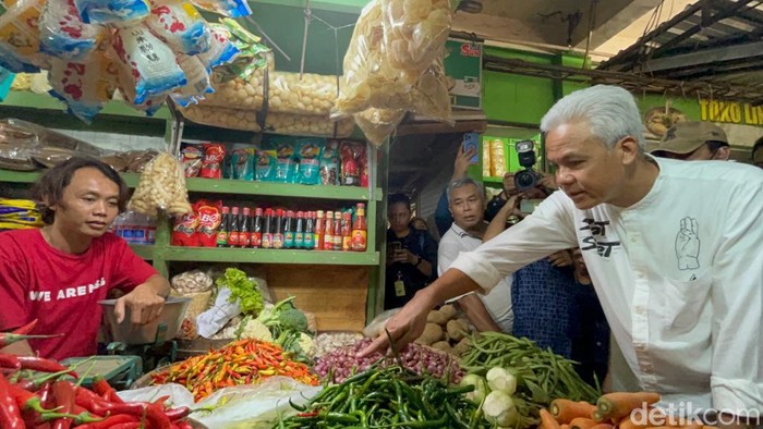 Ganjar kunjingi Pasar Kota Wonogiri, Jawa Tengah.