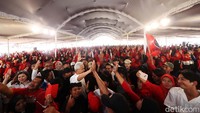 Ganjar menyapa warga yang hadir dalam kampanyenya di Lapangan Pule, Kecamatan Selogiri, Kabupaten Wonogiri.  