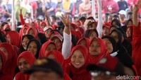 Warga tampak antusias menghadiri kampanye Ganjar di Lapangan Pule, Kecamatan Selogiri, Kabupaten Wonogiri.  