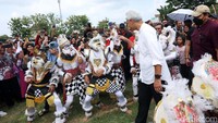 Warga yang mengenakan kostum Hanoman turut menyemarakkan kampanye Ganjar di Lapangan Pule.  