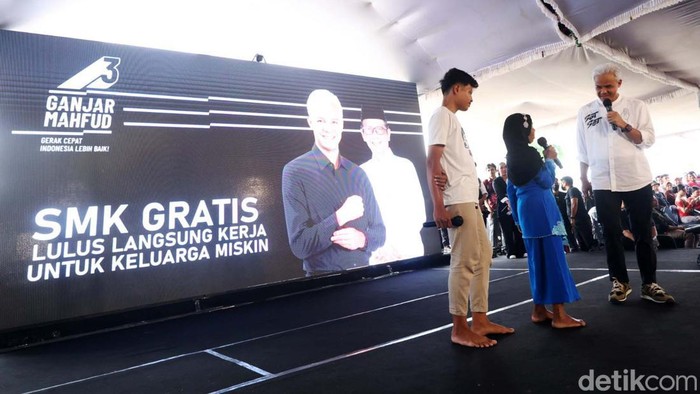 Ganjar Luncurkan SMK Gratis untuk Keluarga Miskin Capres nomor urut 3 Ganjar Pranowo melanjutkan kampanye di Lapangan Pule, Kecamatan Selogiri, Kabupaten Wonogiri, Jawa Tengah pada Jumat (29/12/2023). Dalam kampanye ini Ganjar meluncurkan program 'SMK Gratis Langsung Kerja untuk Keluarga Miskin'.