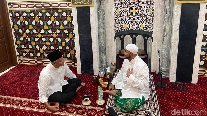 Ganjar Pranowo bersilaturahmi ke Habib Syech bin Abdul Qodir Assegaf di Masjid Habib Syech Solo, Jawa Tengah. (Anggi/detikcom)