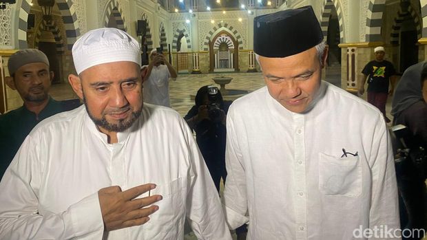 Ganjar Pranowo bersilaturahmi ke Habib Syech bin Abdul Qodir Assegaf di Masjid Habib Syech Solo, Jawa Tengah. (Anggi/detikcom)