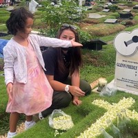 Gewa juga ikut memberikan bunga melati ke atas makam yang dibantu Mutia Ayu. Mutia Ayu terlihat mengenakan baju kasual berupa kaos hitam dan celana cargo. Foto: Instagram @mutia_ayuu