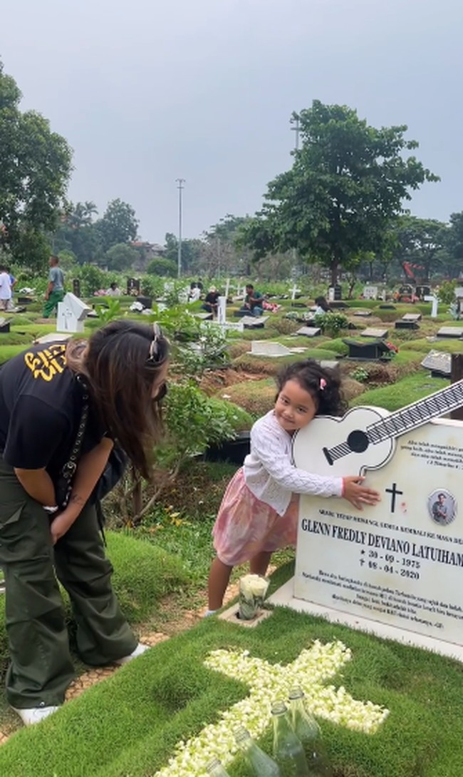 Gewa pun memeluk nisan Glenn Fredly sambil tersenyum. Terlihat pula Gewa dan Mutia Ayu berpelukan di sisi makam Glenn Fredly. Foto: Instagram @mutia_ayuu