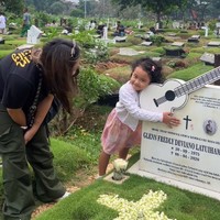 Gewa pun memeluk nisan Glenn Fredly sambil tersenyum. Terlihat pula Gewa dan Mutia Ayu berpelukan di sisi makam Glenn Fredly. Foto: Instagram @mutia_ayuu