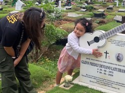 7 Potret Gewa ke Makam Glenn Fredly, Merindukan Sang Ayah