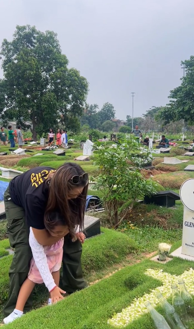 “Ayah,kita kangen sama Ayah, kangen nya bener-bener kangeeeennnnn banget,,,,Ayah We love You so much,” tulis Mutia Ayu di Instagram. Foto: Instagram @mutia_ayuu