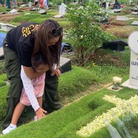 “Ayah,kita kangen sama Ayah, kangen nya bener-bener kangeeeennnnn banget,,,,Ayah We love You so much,” tulis Mutia Ayu di Instagram. Foto: Instagram @mutia_ayuu