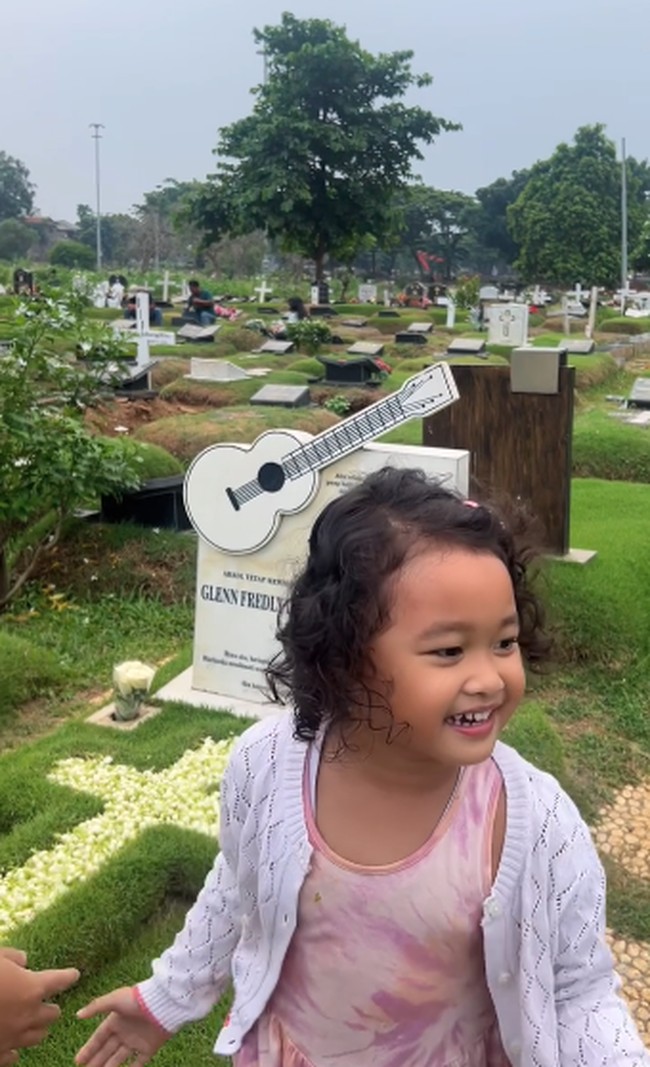 “Adek mau pulang kampung, Ayah. Mau ketemu sama nenek dan kakek,” begitu ucap Gewa saat pamit dari makam Glenn Fredly. Foto: Instagram @mutia_ayuu