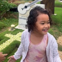 “Adek mau pulang kampung, Ayah. Mau ketemu sama nenek dan kakek,” begitu ucap Gewa saat pamit dari makam Glenn Fredly. Foto: Instagram @mutia_ayuu