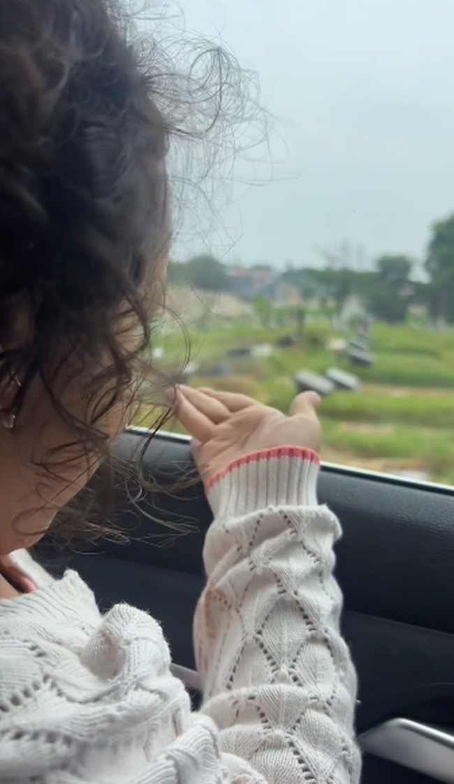 Gewa pun memberikan kiss bye dari mobil ke arah makam Glenn Fredly. “Bye bye, Ayah,” ujar Gewa dari dalam mobil. Foto: Instagram @mutia_ayuu