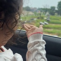 Gewa pun memberikan kiss bye dari mobil ke arah makam Glenn Fredly. “Bye bye, Ayah,” ujar Gewa dari dalam mobil. Foto: Instagram @mutia_ayuu