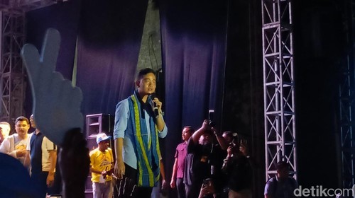 Gibran menyapa para pendukungnya di Konser Indonesia Maju di Kupang, NTT.