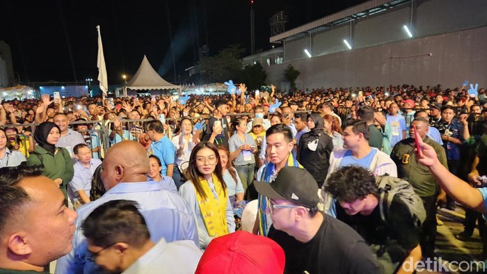 Gibran Rakabuming menyambangi konser Indonesia Maju di Kupang (Adrial/detikcom)