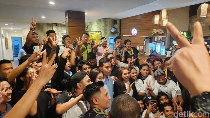 Gibran Rakabuming Raka bersilaturahmi ke tokoh masyarakat hingga tokoh pemuda di Kupang, NTT. (Adrial/detikcom).