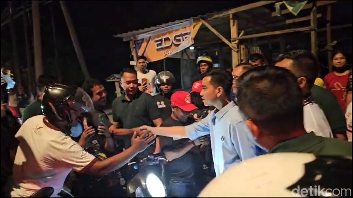 Gibran Rakabuming sapa simpatisan di Kupang, NTT (Adrial/detikcom)