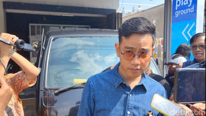 Cawapres Gibran Rakabuming Raka ditemui di Taman Cerdas Panularan, Jumat (29/12/2023).