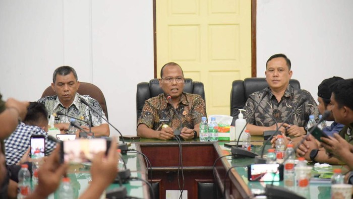 Herman Suwito (kanan) bersama Sugeng Riyanta saat memimpin rapat di Pemkab Tapteng (Dok. Pemkab Tapteng)