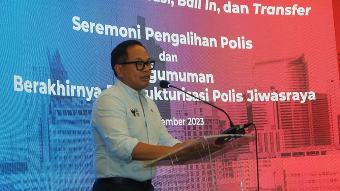IFG Life Terima Pengalihan Polis Hasil Restrukturisasi Wakil Menteri BUMN Kartika Wirjoatmodjo (tengah) bersama Ketua Pelaksana Tim Percepatan Restrukturisasi PT Asuransi Jiwasraya (Persero) Hexana Tri Sasongko (kedua dari kanan), berbincang dengan Plt. Direktur Utama PT Asuransi Jiwasraya (Persero) R. Mahelan Prabantarikso (kedua dari kiri), disaksikan Plt. Direktur Utama PT Asuransi Jiwa IFG (IFG Life) Eli Wijanti (kiri), dan Direktur Jenderal Kekayaan Negara (Dirjen KN) Rionald Silaban (kanan) seusai penyerahan secara simbolis pengalihan polis pada acara