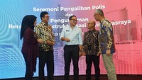 Wakil Menteri BUMN Kartika Wirjoatmodjo (tengah) bersama Ketua Pelaksana Tim Percepatan Restrukturisasi PT Asuransi Jiwasraya (Persero) Hexana Tri Sasongko (kedua dari kanan), berbincang dengan Plt. Direktur Utama PT Asuransi Jiwasraya (Persero) R. Mahelan Prabantarikso (kedua dari kiri), disaksikan Plt. Direktur Utama PT Asuransi Jiwa IFG (IFG Life) Eli Wijanti (kiri), dan Direktur Jenderal Kekayaan Negara (Dirjen KN) Rionald Silaban (kanan) seusai penyerahan secara simbolis pengalihan polis pada acara Seremoni Pengalihan Polis dan Pengumuman Berakhirnya Restrukturisasi Jiwasraya di Financial Hall, Jakarta, Jumat (29/12/23).  