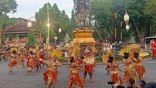 Penampilan inagurasi Manunggaling Catur Gunaning Rasa Suda Sidi Sida Karya Paripurnaning Jagat di kawasan Patung Catur Muka Denpasar, Bali, Sabtu (31/12/2022).