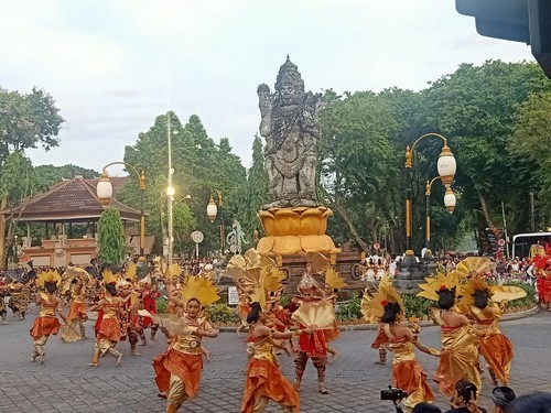 Penampilan inagurasi Manunggaling Catur Gunaning Rasa Suda Sidi Sida Karya Paripurnaning Jagat di kawasan Patung Catur Muka Denpasar, Bali, Sabtu (31/12/2022).