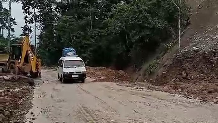 Jalur Pantai Barat Madina yang telah bisa dilintasi usai dilanda longsor. (Dok BPBD Madina)