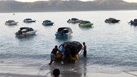 Taksi air berupa perahu speedboat bertenaga mesin tempel menjadi alat transportasi yang menghubungkan masyarakat antarpulau. 