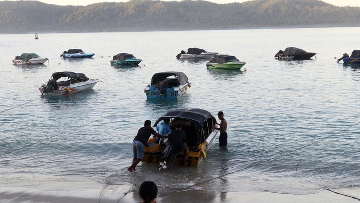 Taksi air yang membawa penumpang melintas di Dermaga Melonguane,  Kabupaten Kepulauan Talaud, Sulawesi Utara, Jumat (29/12/2023). Taksi air berupa perahu speedboat bertenaga mesin tempel menjadi  alat transportasi yang menghubungkan masyarakat antarpulau dengan tarif Rp15ribu hingga Rp50 ribu sekali jalan. ANTARA FOTO/Yulius Satria Wijaya/aww.