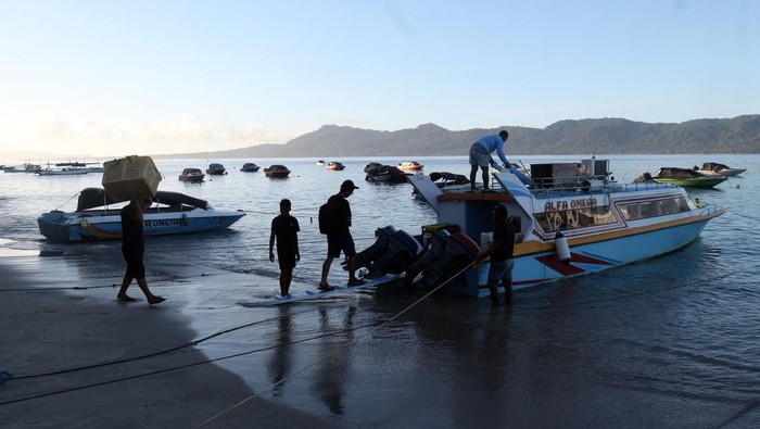 Jasa penyeberangan kapal di Kepulauan Talaud Taksi air yang membawa penumpang melintas di Dermaga Melonguane, Kabupaten Kepulauan Talaud, Sulawesi Utara, Jumat (29/12/2023). Taksi air berupa perahu speedboat bertenaga mesin tempel menjadi alat transportasi yang menghubungkan masyarakat antarpulau dengan tarif Rp15ribu hingga Rp50 ribu sekali jalan. ANTARA FOTO/Yulius Satria Wijaya/aww.